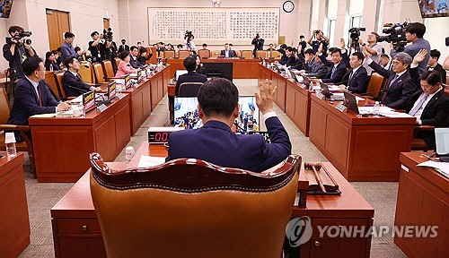 지난달 14일 서울 여의도 국회에서 열린 법원조직법·공직선거법·헌법재판소 등을 심사하는 법제사법위원회 전체회의에서 공직선거법 일부개정법률안을 거수 표결하고 있다. [연합뉴스]